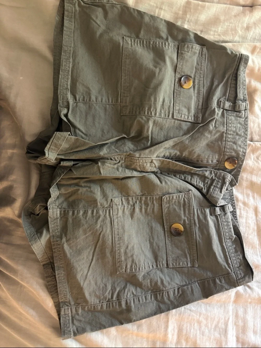 Vuori Women’s Olive Green Cargo Shorts with Button Flap Pockets - Picture 1 of 5